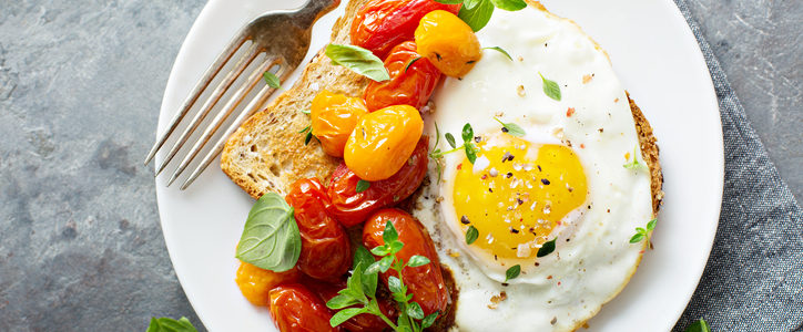 toast with fried egg and tomatoes